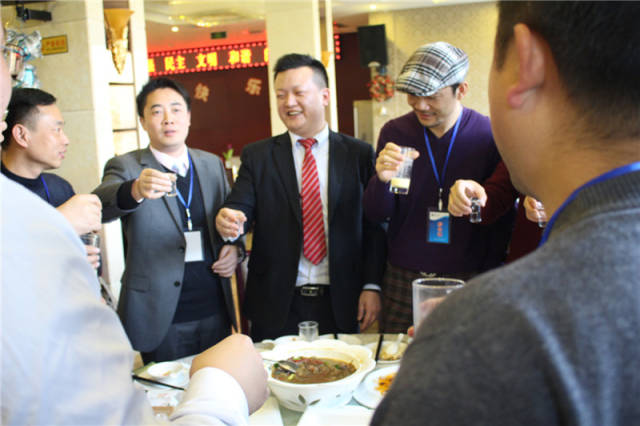中午12点-14点:胡涂老师与讲师、企业家举杯共饮 中午12点-14点:舒斌主任与讲师、企业家聚餐