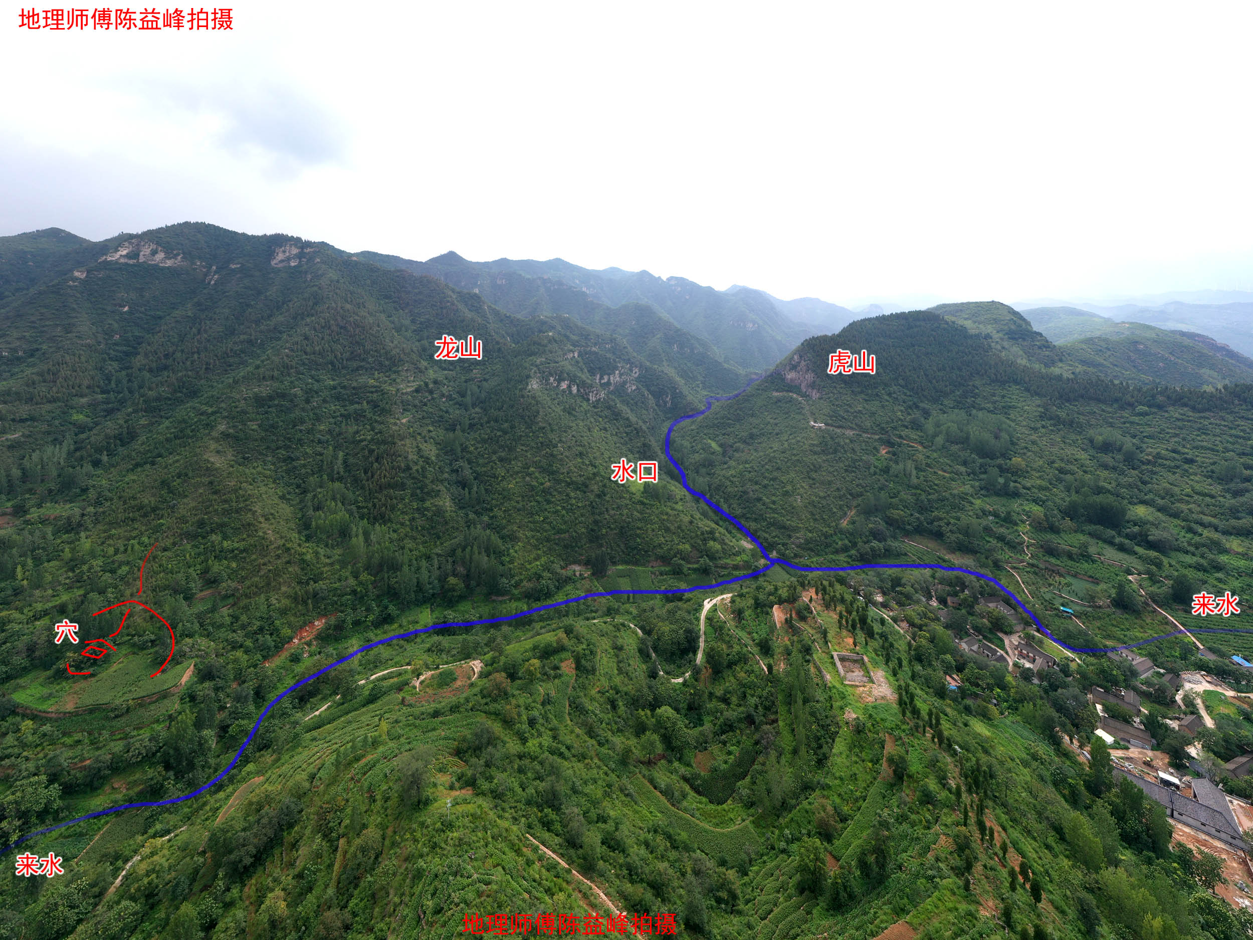 正面近看水口,龙虎捍门大帐内罗城紧密,四山高耸,密不透风,藏风聚气