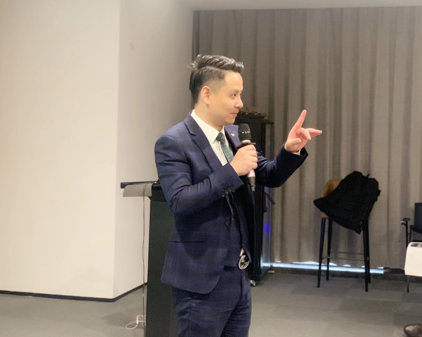 骏君2021年3月10日在郑州为河南正弘集团旗下的正弘城购物中心主讲新