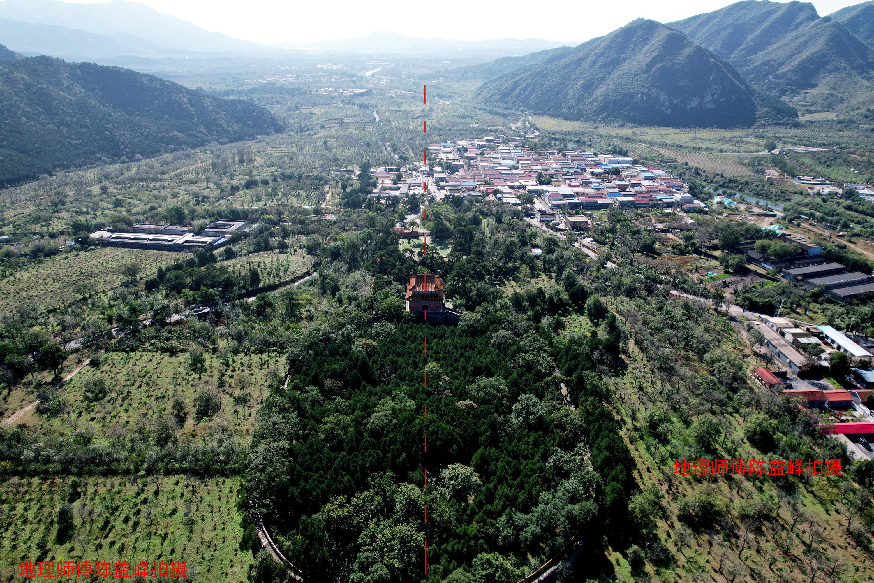 穴后鸟瞰泰陵和明堂,左侧天寿山为外龙砂,右侧大峪山为外虎砂,远处