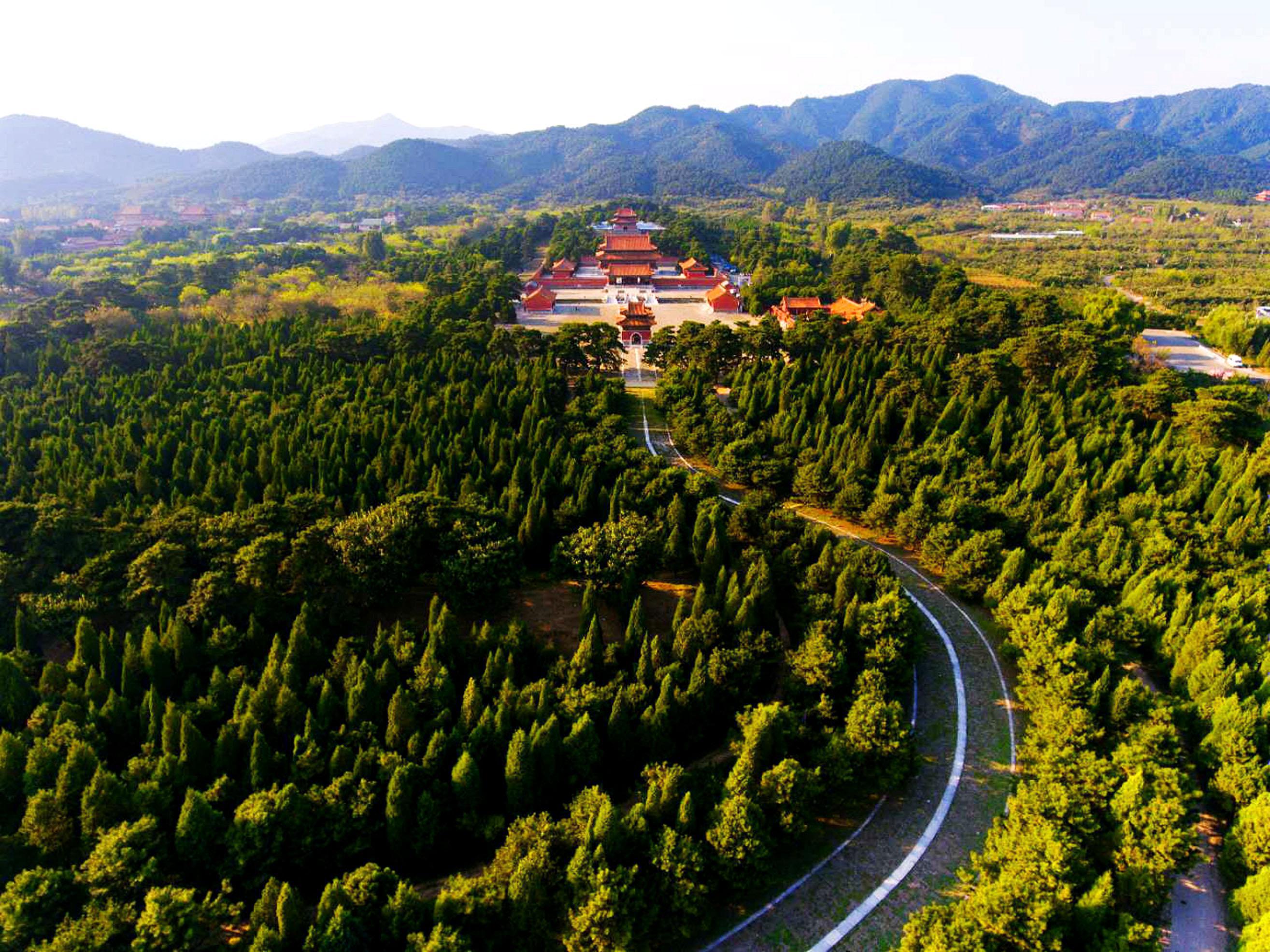 胜水峪系昌瑞山右一脉,龙局尊贵,砂水回环,朝案端严,罗城周密.