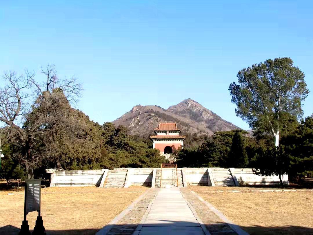 明嘉靖的永陵卜选为大学士张璁兵部员外郎骆用卿钦天监监副李鉴等相度