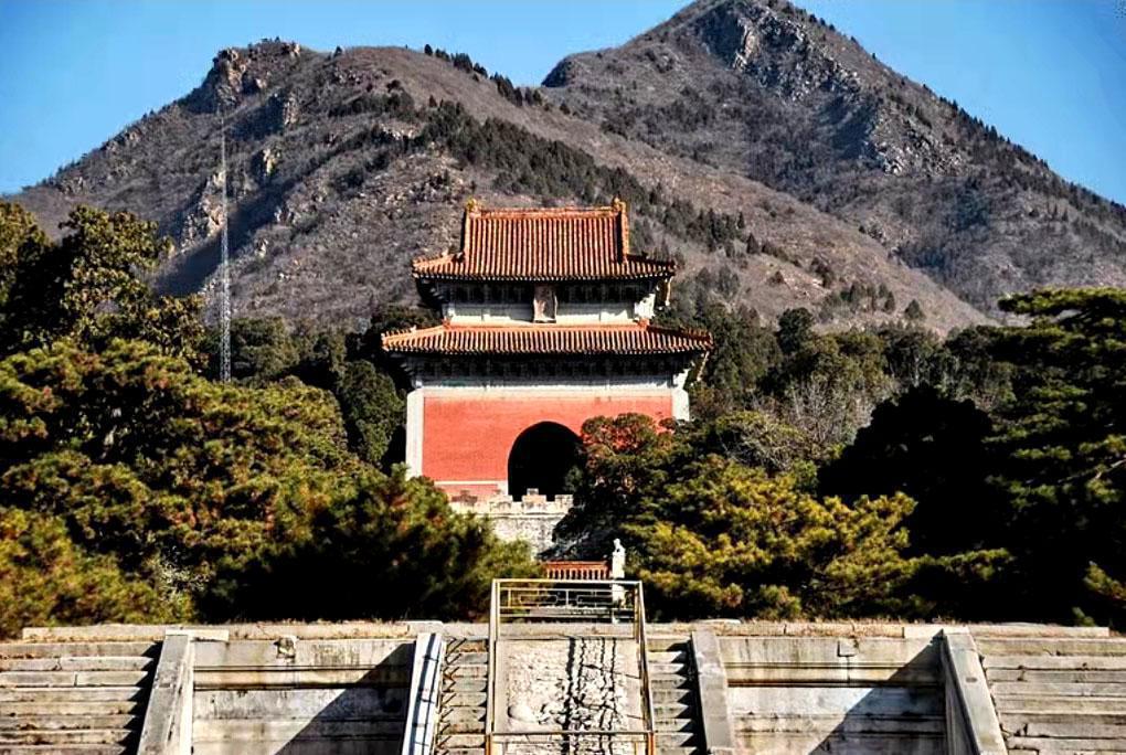 明嘉靖的永陵卜选为大学士张璁兵部员外郎骆用卿钦天监监副李鉴等相度