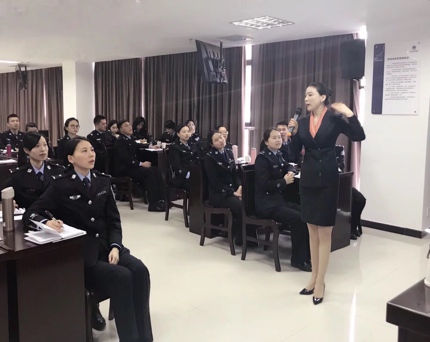 13王思语老师给温州市公安局警务人员做礼仪培训,三天的课程从礼仪